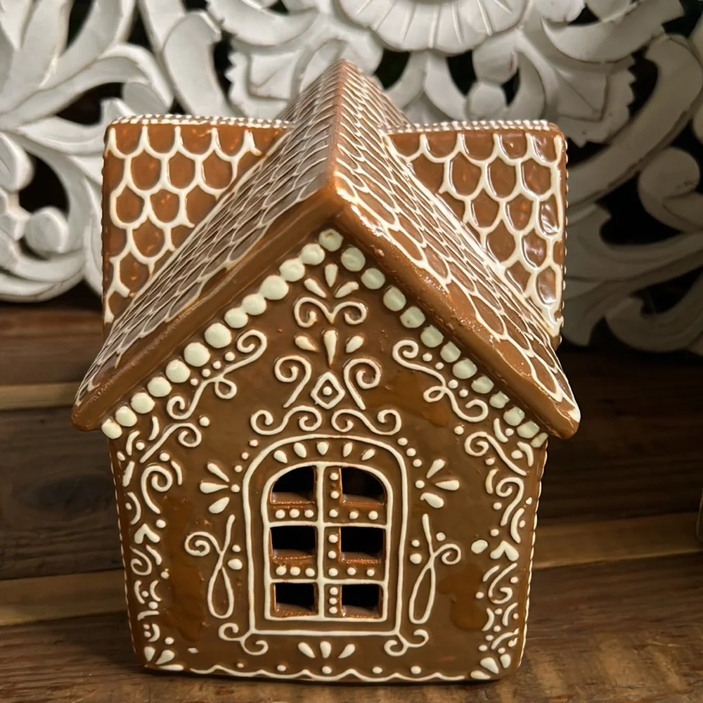 Pottery Barn Ceramic Gingerbread House Large BN LAST ONE! - Picture 3 of 5
